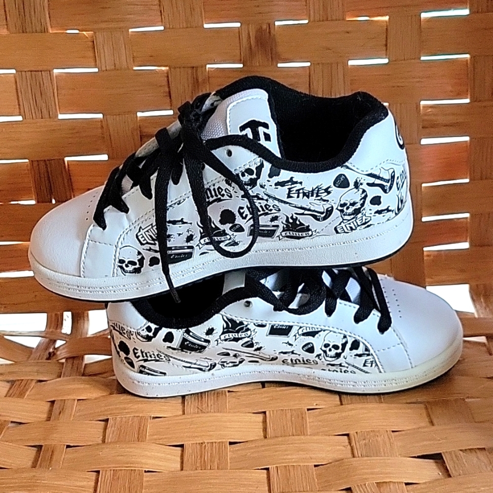 BOY ETNIES FADER WHITE/BLACK PRINT BOYS/KI (SCHOOL OF ROCK VIBES) GUITARS,SKULLS
